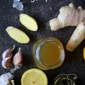 Naturalny sposób na przeziębienie: imbir, miód, czosnek, cytryna