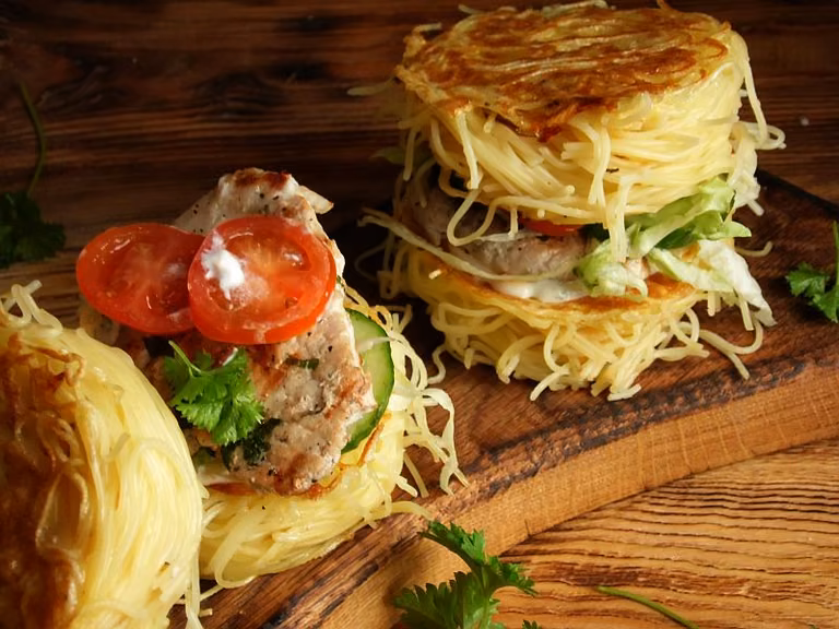 Grillowany schab na bułce z makaronu