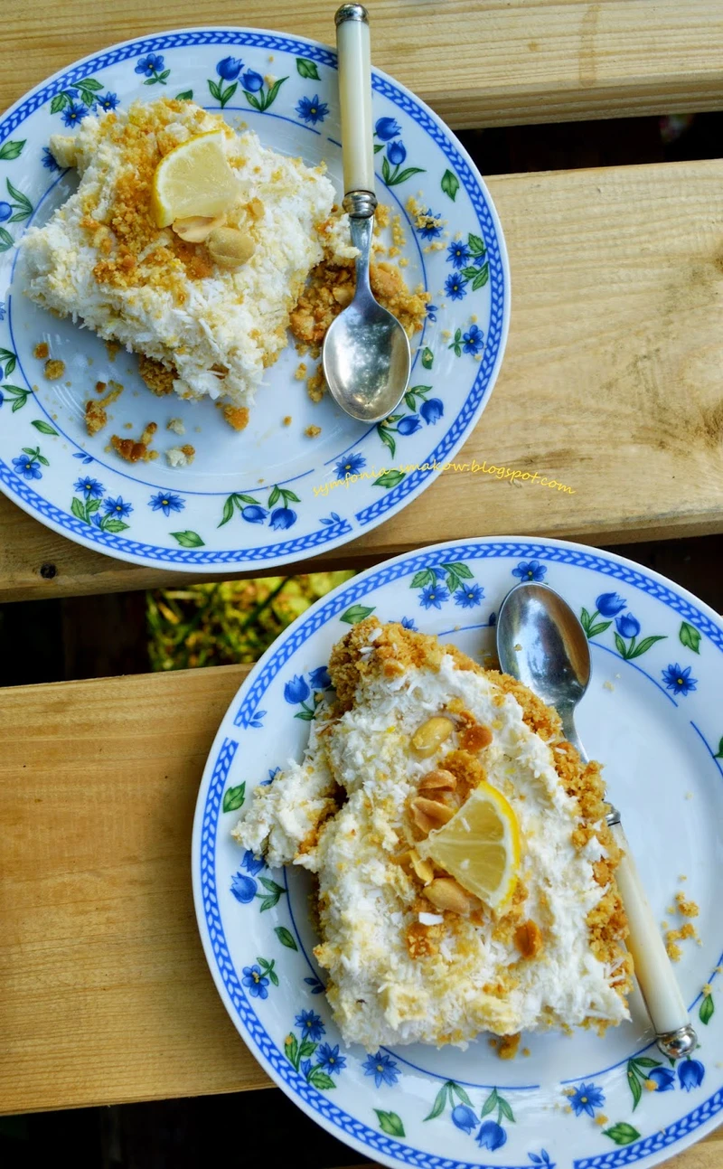 Kokosowy deser bez pieczenia na ciasteczkowym spodzie