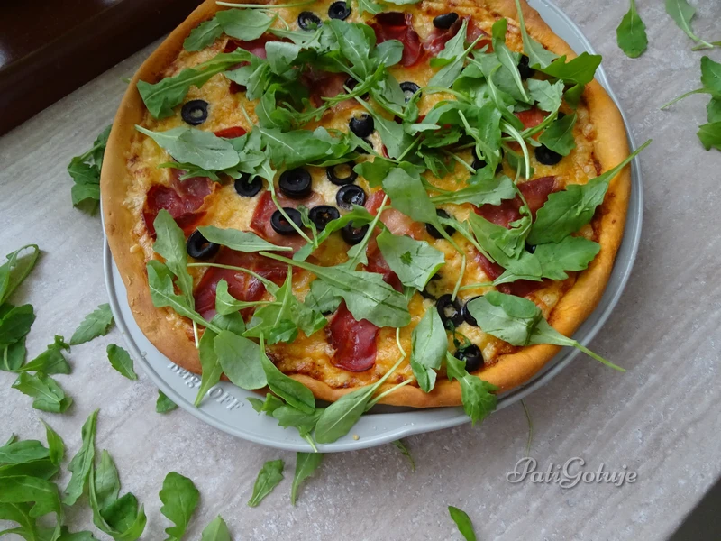 Pizza z szynką parmeńską, oliwkami i rukolą
