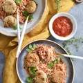 KLOPSIKI MIĘSNE Z PIECZARKAMI PODANE Z MAKARONEM W SOSIE POMIDOROWYM Z OREGANO!