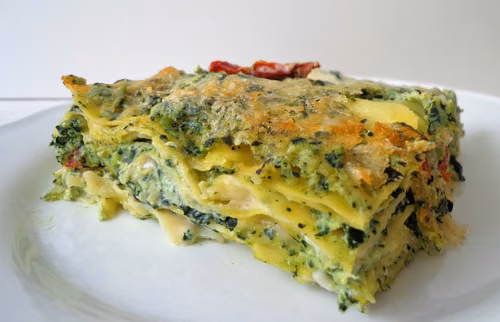 Lasagne z jarmużem, suszonymi pomidorami i ricottą