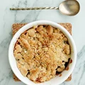 Owsiane crumble ze śliwkami