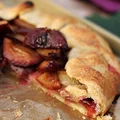 Rustykalna tarta ze śliwkami na najlepszym kruchym spodzie