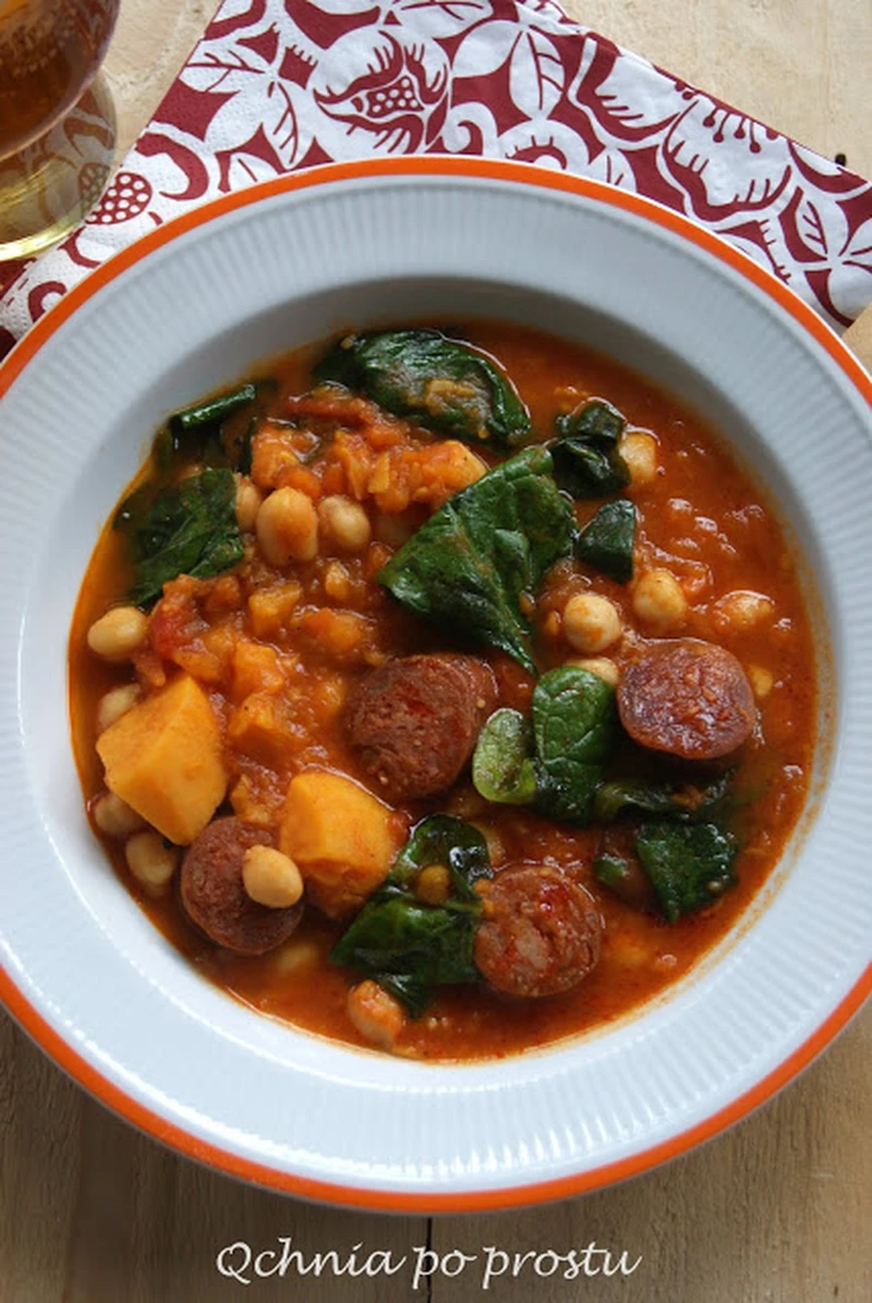 Gulasz z ciecierzycą i chorizo