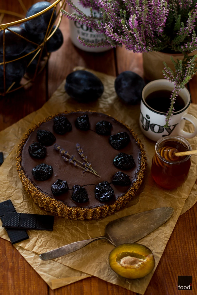 Tarta bez pieczenia z suszonymi śliwkami i czekoladą