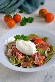 Makaron z burratą i prosciutto