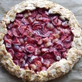 Rustykalna tarta z truskawkami i rabarbarem