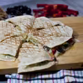 QUESADILLAS Z KURCZAKIEM, WARZYWAMI I TRZEMA SERAMI