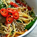 Chow mein z wieprzowiną i z warzywami