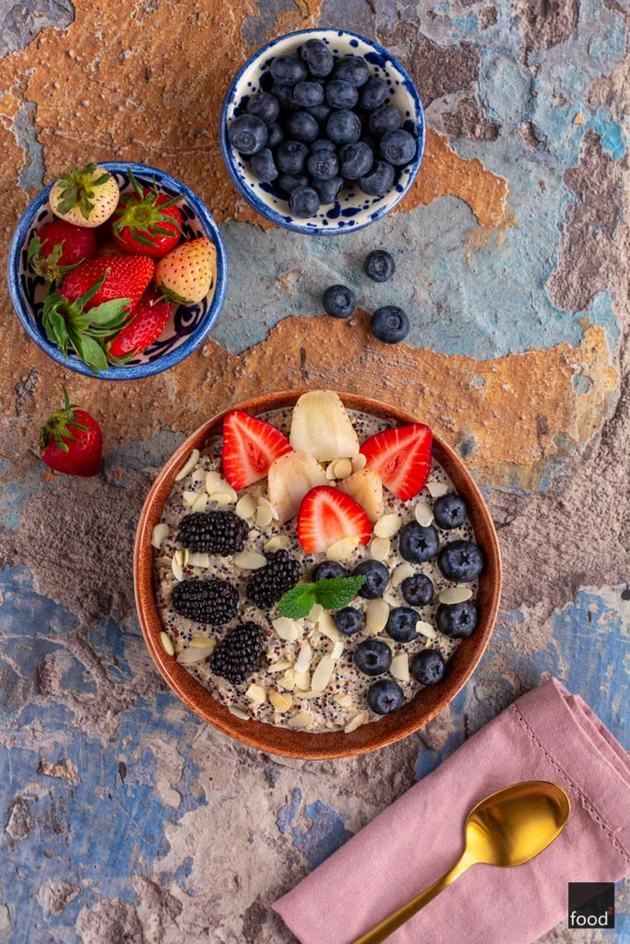 Quinoa z tahini, mleczkiem kokosowym i owocami