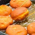 Zrób to zaraz po usmażeniu – pączki nie będą gumowe!