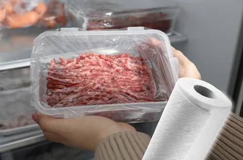 Mięso do pieczenia zawsze wyjmij z lodówki wcześniej! Oto dlaczego!