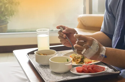 Czy w szpitalu trzeba mieć własne sztućce? Rzecznik Praw Obywatelskich reaguje na skargi