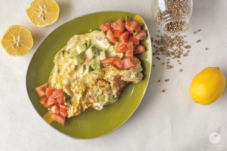 Omlet z łososiem i awokado
