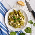 MAKARON Z BAZYLIOWYM PESTO