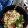 Makaron orzo z mascarpone, kurczakiem i suszonymi pomidorami