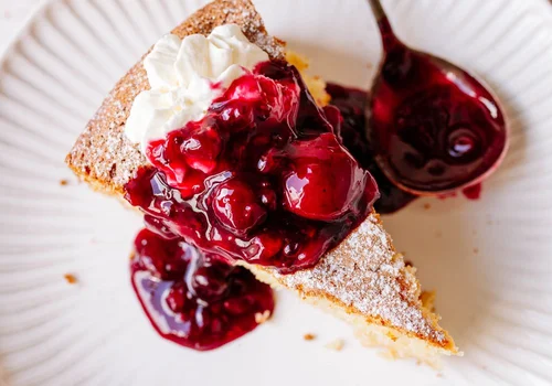 Puszyste i wilgotne ciasto na kremówce