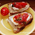 Bruschetta - włoskie grzaneczki z pomidorami i bazylią
