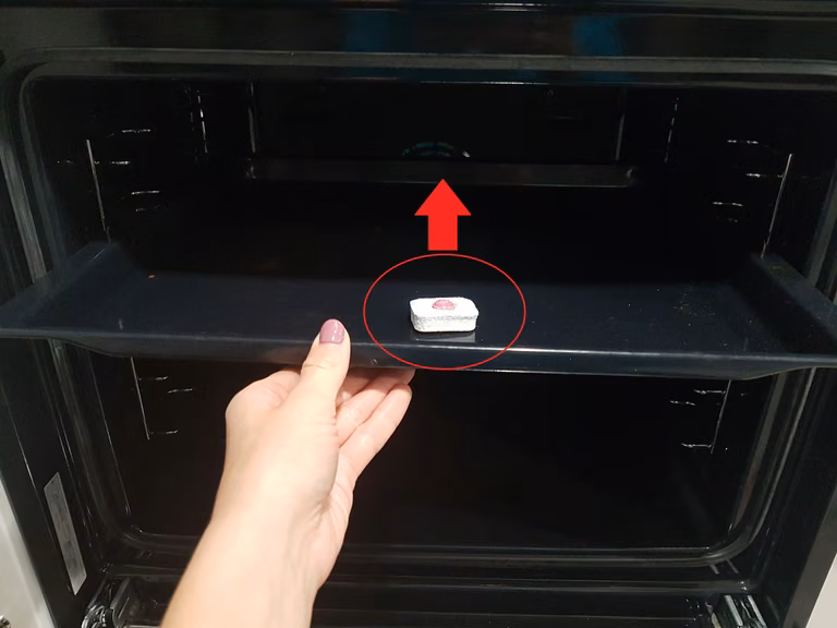 Dlaczego włożyła tabletkę od zmywarki do piekarnika? Super trik!