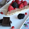 Otrębowa tarta z czekoladowym budyniem jaglanym i owocami leśnymi