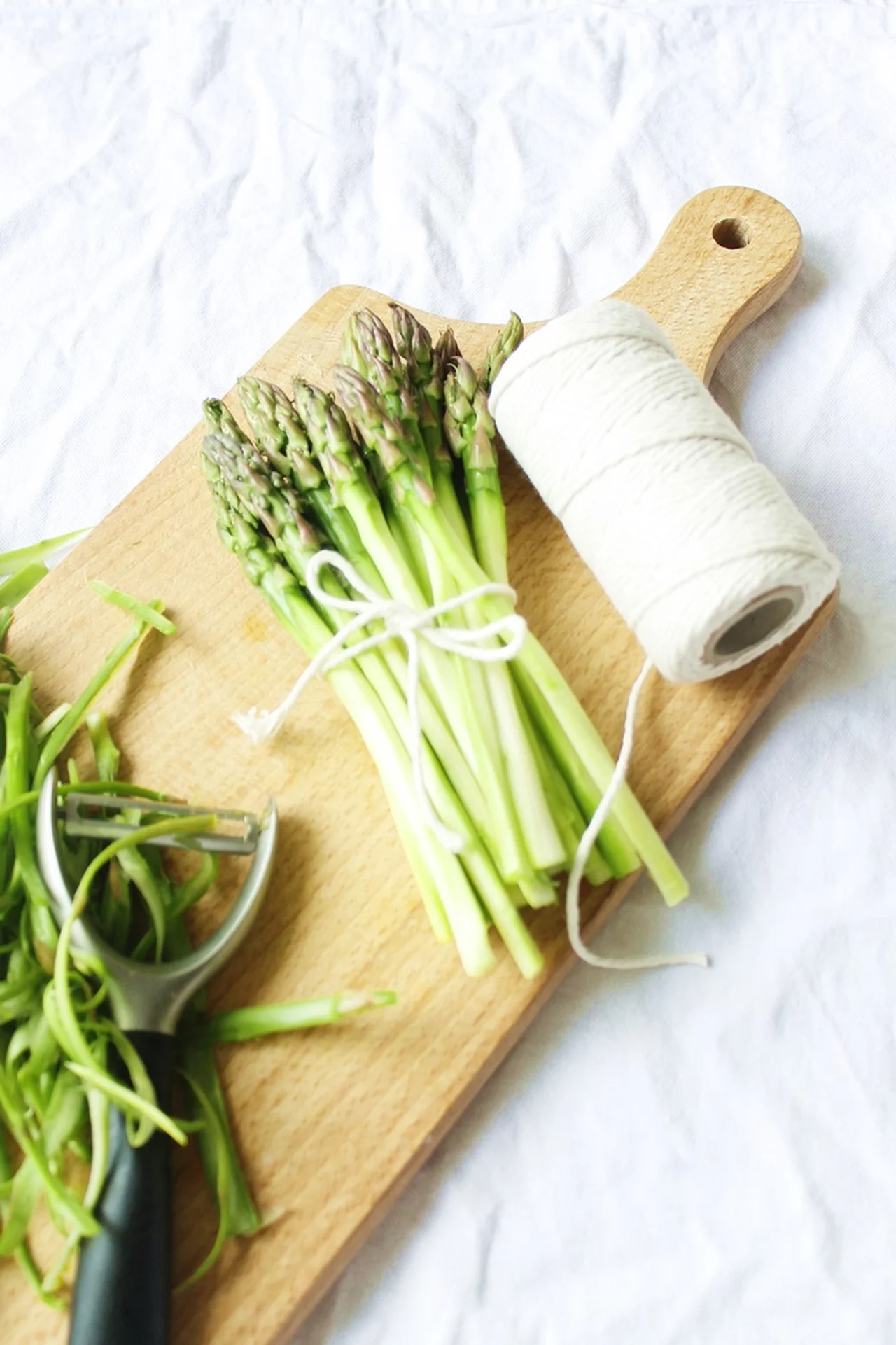 Jak przygotować i gotować szparagi l Jak wybrać i obrać szparagi, żeby nie były łykowate? – Poradnik
