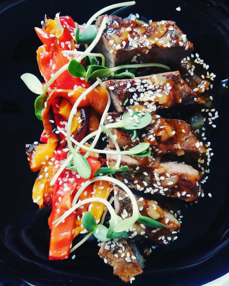 Wołowina w sosie barbecue z pieczoną papryką