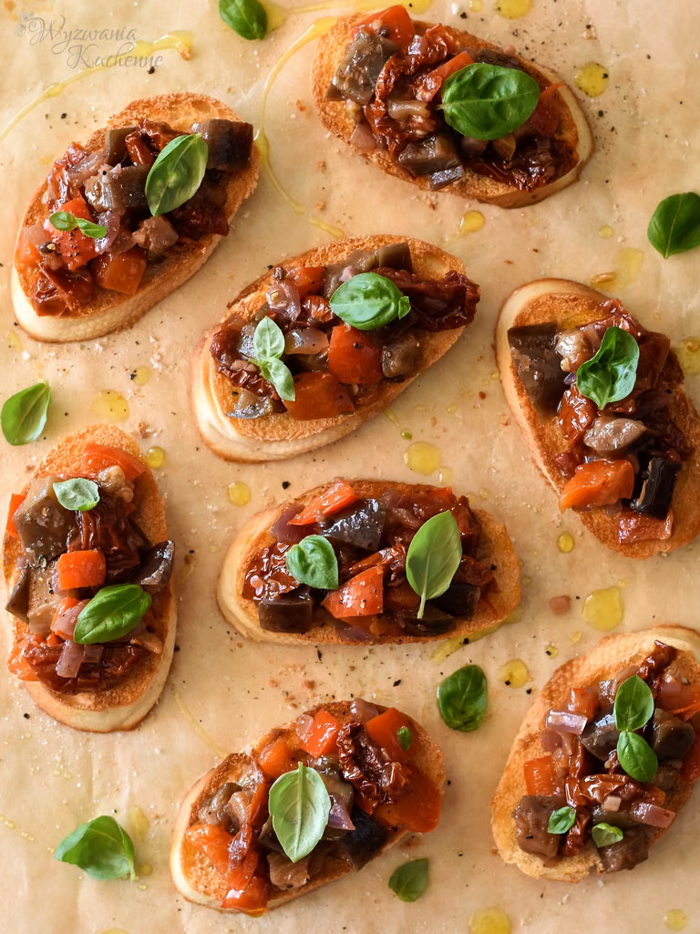Crostini z bakłażanem i suszonymi pomidorami