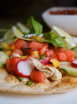 PLACEK TORTILLA Z CYTRYNOWO-LIMONKOWYM  KURCZAKIEM Z SALSĄ ARBUZOWĄ