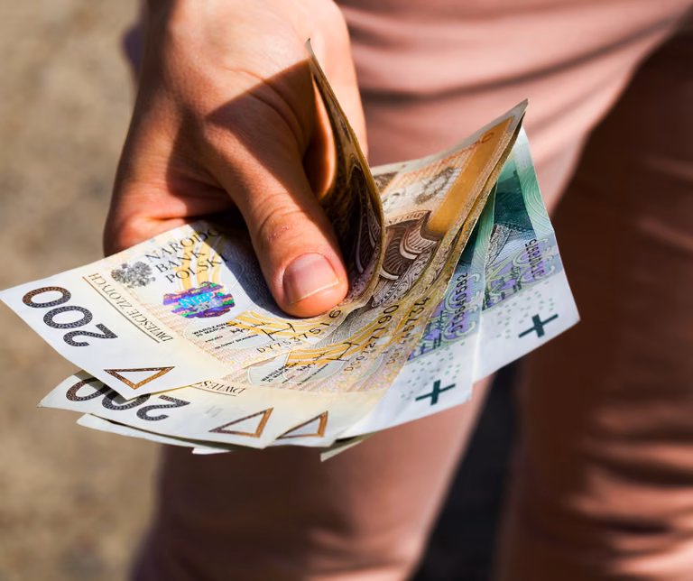 Ile średnio zarabia Polak? (Najnowsze dane GUS z 2022)