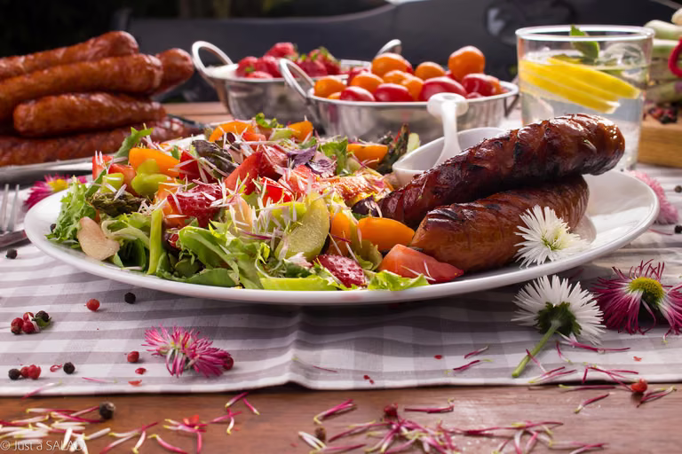Sałatka z rabarbarem i truskawkami na spotkanie przy grillu
