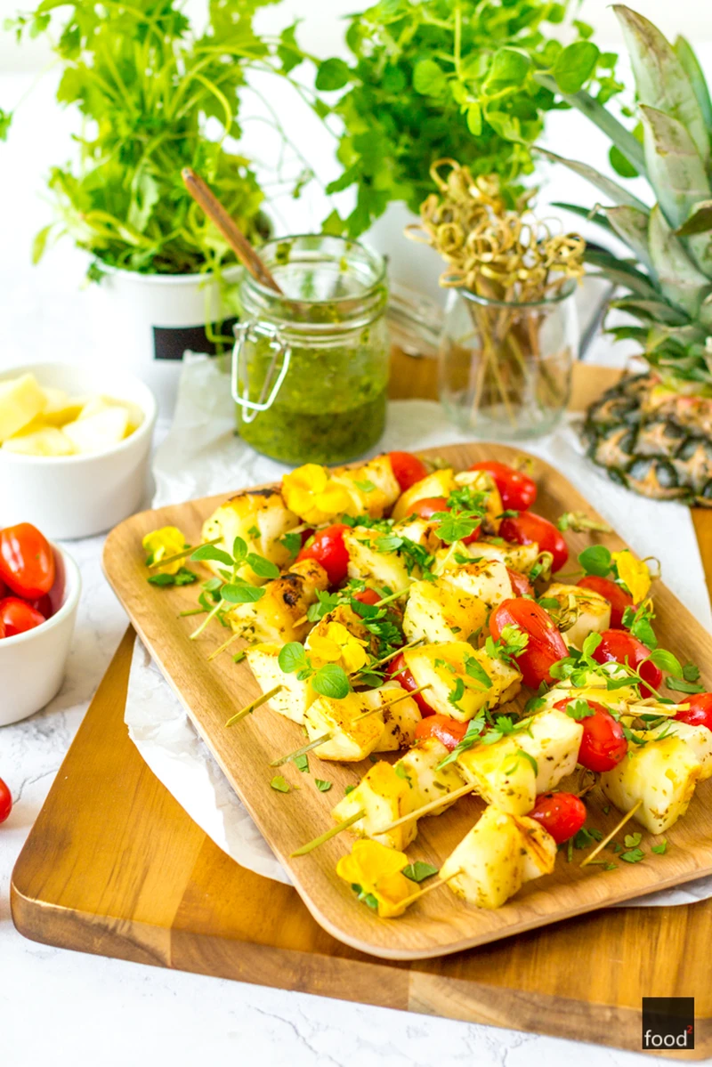 Szaszłyki z serem halloumi, ananasem i pomidorami