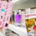 Długie kolejki do Rossmanna! Drogeria zaskoczyła klientów kultowymi zapachami w atrakcyjnych cenach