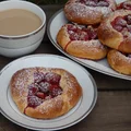 Drożdżówki z truskawkami i rabarbarem