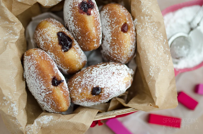 Pączki z czarną porzeczką