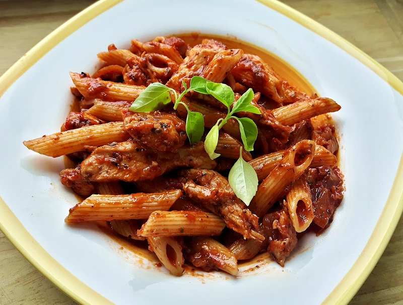 Penne z pomidorami i kurczakiem