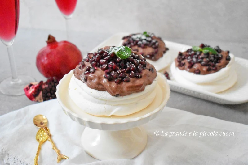 Mini pavlova z kremem czekoladowym i granatem
