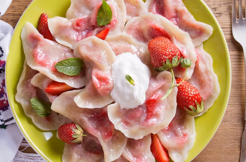 Robisz pierogi z owocami? Pamiętaj o dodaniu tego kluczowego składnika do nadzienia!