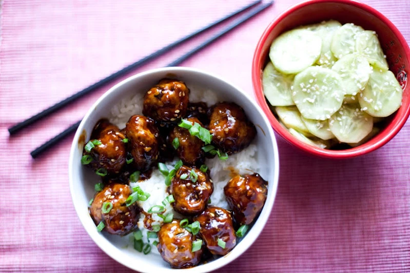 Klopsiki w pysznym sosie teriyaki z sałatką z ogórka