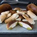 Większość Polaków smaży grzyby w zły sposób! Zmień ten jeden krok, a pokochasz efekt