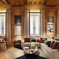 Przestronny salon z cegiełką