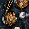 Makaron soba po azjatycku z warzywami i polędwiczką wieprzową