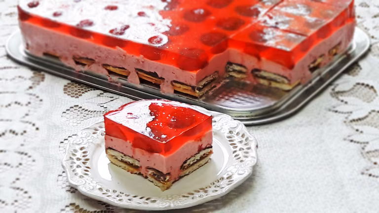 Ciasto truskawkowe bez pieczenia, pianka truskawkowa