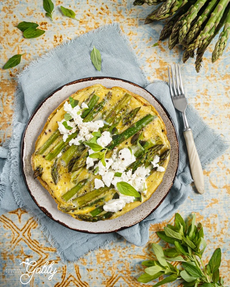 Omlet ze szparagami i serem feta