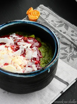 JABŁKOWA OWSIANKA Z HERBATĄ MATCHA