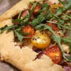 Galette z szynką parmeńską i pomidorkami koktajlowymi