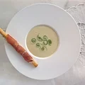 Krem z białych warzyw z pesto i rukolą