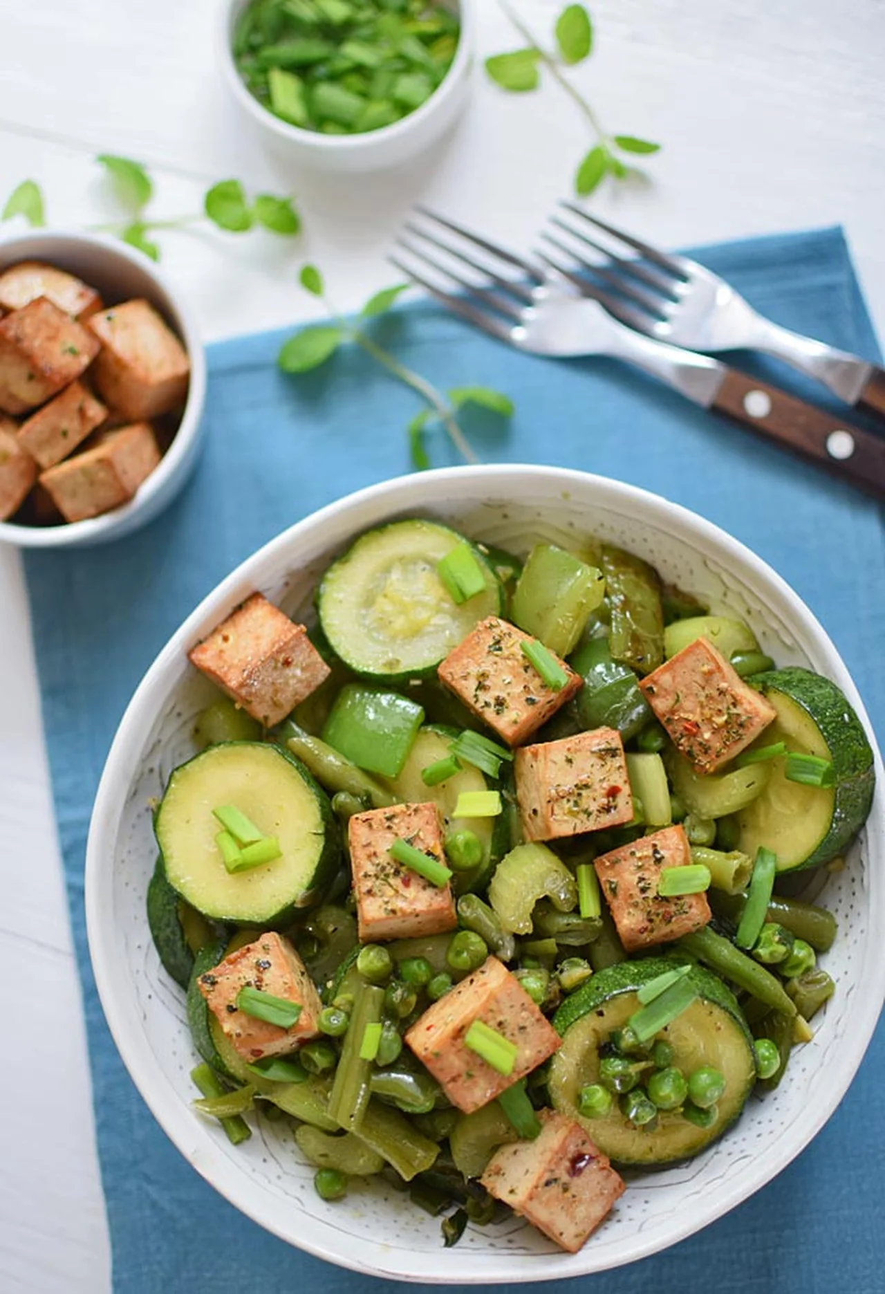 Zielone warzywa smażone z tofu