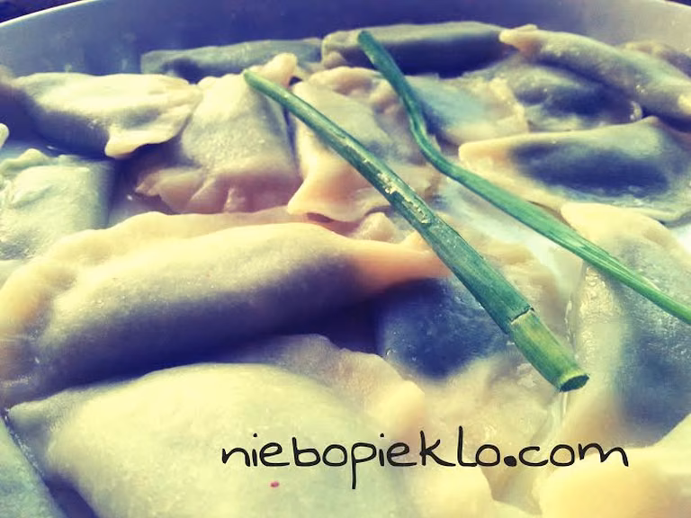 Pierogi ze szponakiem, rukolą, fetą i nasionami chia
