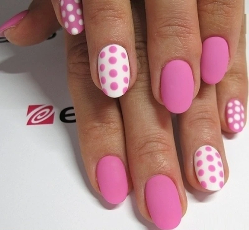 Różowy manicure